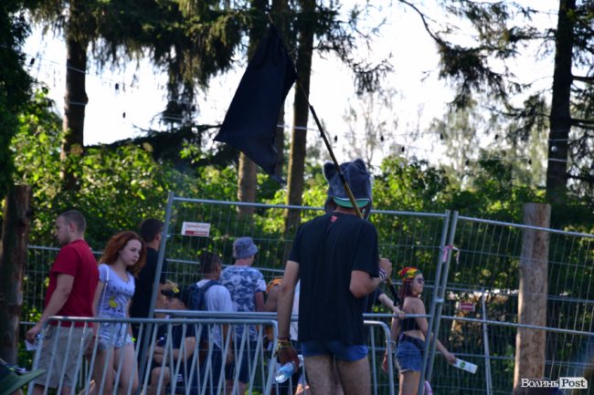 І знову прапори