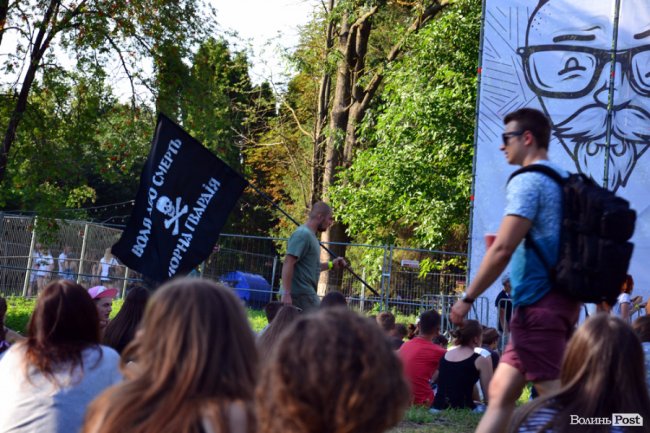 І знову прапори