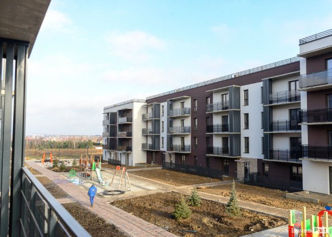 Перший поверх у комплексі – прохідний для максимального комфорту і безпеки, аби поруч із дитячим майданчиком не їздили автомобілі.