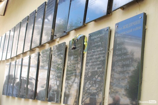 Ляшко на Волині нагороджував медиків, обробляв дерево та зустрівся з митрополитом Михаїлом