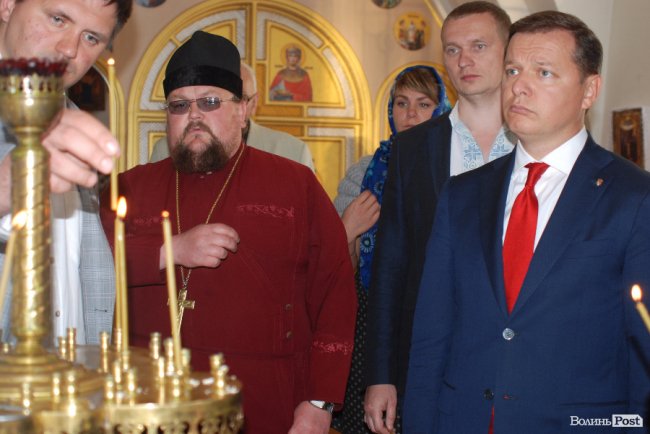 Ляшко на Волині нагороджував медиків, обробляв дерево та зустрівся з митрополитом Михаїлом