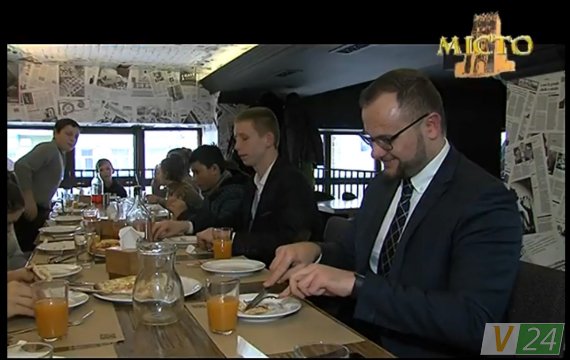 Завершується програма розповіддю про те, як Ігор Поліщук за власні гроші пригощав дітей піцою