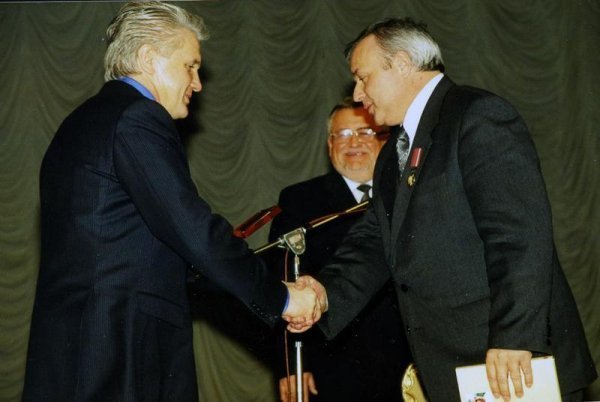 З Володимиром Литвином і Борисом Клімчуком під час вручення знака 