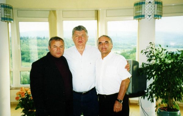 З Володимиром Козявкіним (в центрі)- засновником Реабілітаційного центру 