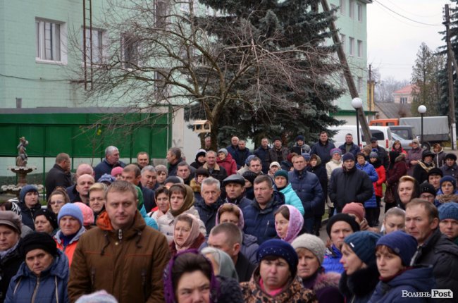 Плакав і старий, і малий: поховали голову Шацької громади