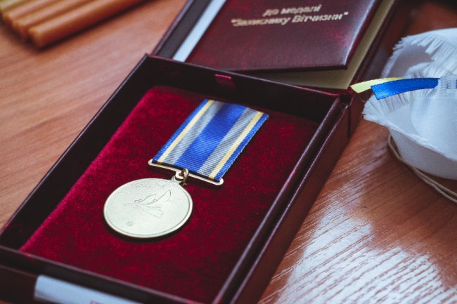 «Тільки те світло, яким він був і яке залишив, тримає на світі». У пам’ять про Вадима Гринюка, вбитого Росією на аеродромі у Луцьку