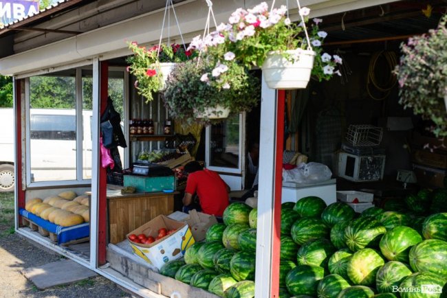 Про кавуновий бізнес і Україну: розмова з луцьким продавцем «смугастиків» із нотками азербайджанського акценту