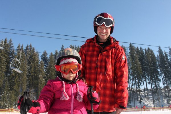 Тато вчить доню кататися