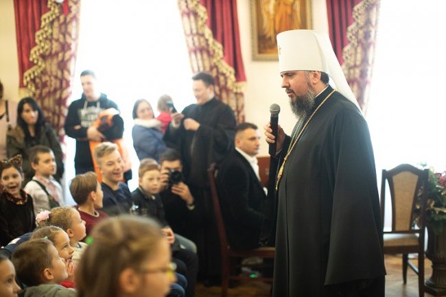 Святий Миколай мандрує Україною разом з «АТБ» та виконує побажання малечі*