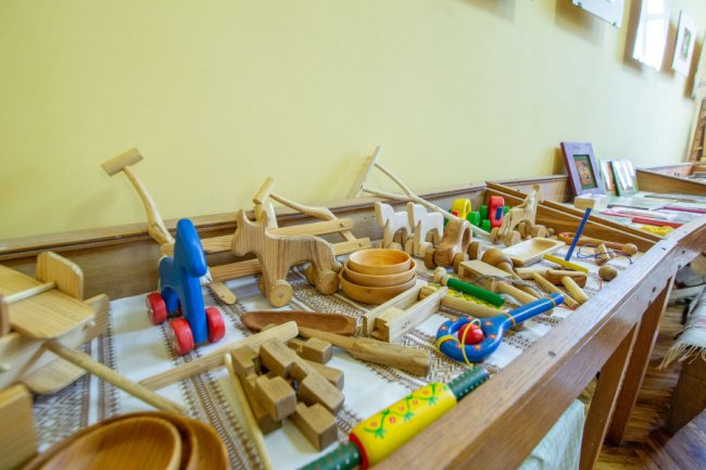 Як у звичайному гаражі в Княгининку народжуються унікальні дерев'яні іграшки