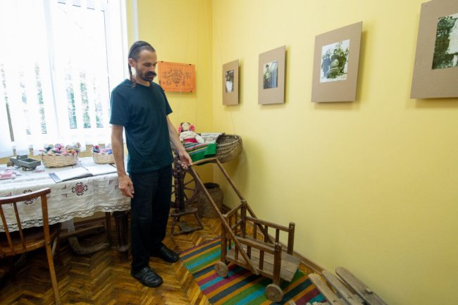 Як у звичайному гаражі в Княгининку народжуються унікальні дерев'яні іграшки