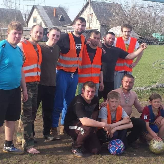 Футбол у прифронтовій зоні з військовими і місцевими мешканцями