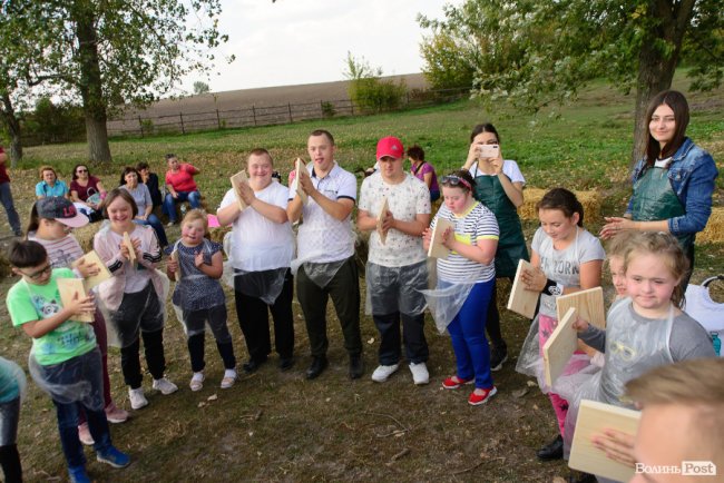 Знайомили з кіньми, катали на кареті і вчили малювати: під Луцьком – яскраве свято для «сонячних» діток. ФОТОРЕПОРТАЖ 