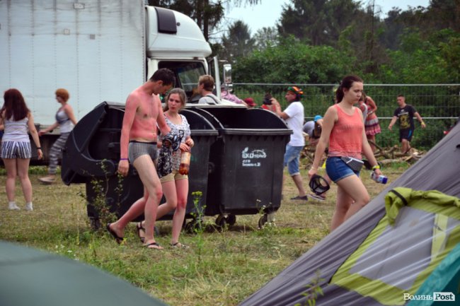 Оце обгорів. Мабуть, потім купався у сметані