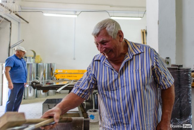 «Обрав би цей шлях знов»: чоловік 50 років працює бляхарем на «Житлобуді-2»