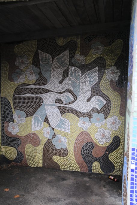 Адвокат з Луцька подорожує на велосипеді у пошуках унікальних автобусних зупинок. ФОТО