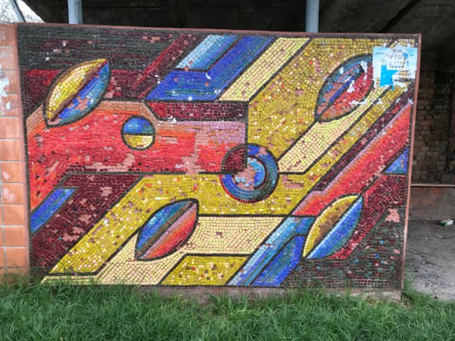 Адвокат з Луцька подорожує на велосипеді у пошуках унікальних автобусних зупинок. ФОТО