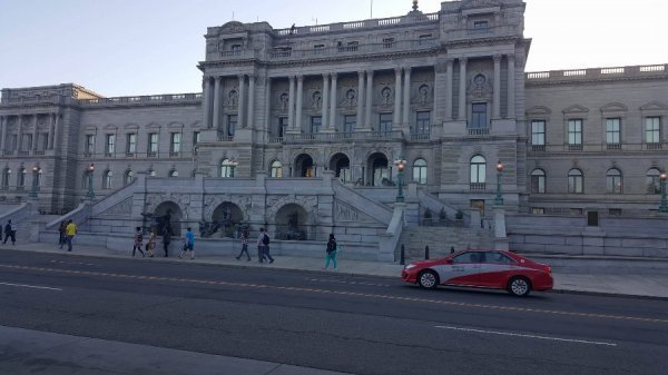 «Нотатки мандрівниці» Юлії Євпак: Санта-Барбара, бабусі в Instagram, качка в Білому домі