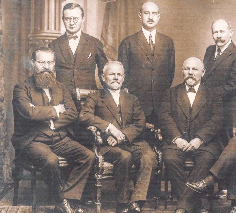 Родина Бурше. Крайній зліва, у верхньому ряду Теодор Бурше. 1920-ті