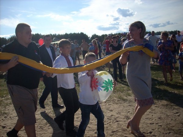 Найбільший прапор України розгорнули на березі озера Люб’язь. ФОТО