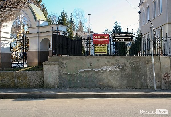 Тут був цей монумент