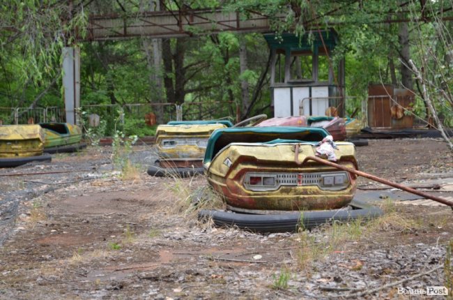 Покинуті атракціони в Прип‘яті. На машинках дехто залишає ляльки-мотанки