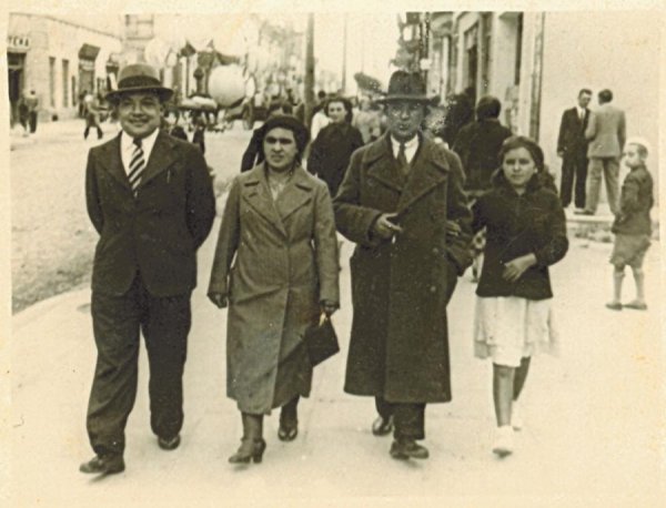 Луцькі караїми гуляють по вулиці Ягеллонській (Лесі Українки) у 1935 році. Фото з колекції Маріоли Абкович