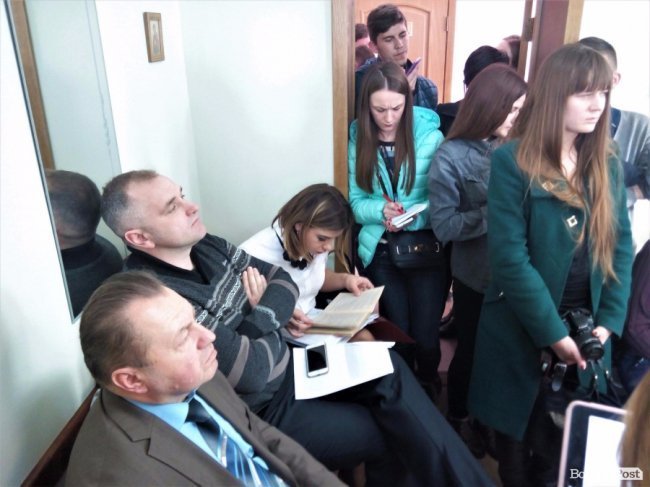 Розгляд триває у звичаному кабінеті, куди всі журналісти не вміщаються