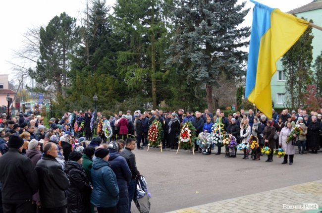 Плакав і старий, і малий: поховали голову Шацької громади
