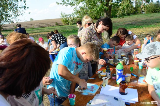 Знайомили з кіньми, катали на кареті і вчили малювати: під Луцьком – яскраве свято для «сонячних» діток. ФОТОРЕПОРТАЖ 