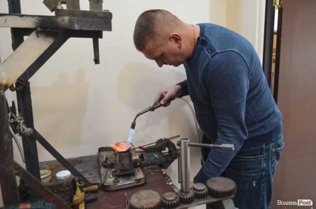 Що означає проба «585» та чому найдорожче «біле» золото – не біле: розмова у майстерні волинського ювеліра. ФОТО 