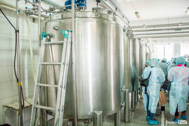 Без домішок і рослинних жирів: як на Волині виготовляють «молочку». ФОТО