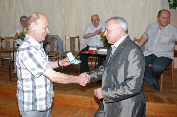 Михайло Слабошпицький вручає посвідчення члена Національної спілки письменників України. Луцьк.17  липня 2009 року.