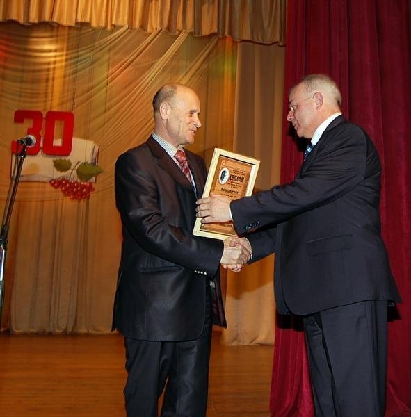 Виконавчий директор Ліги українських меценатів Михайло Слабошпицький вручає диплом лауреата премії імені Дмитра Нитченка (Австралія) за оборону українського друкованого слова. 4 листопада 2010 року.