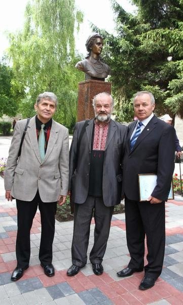 З Миколою Босенком і Миколою Дьоміним у день відкриття пам'ятника Олені Пчілці в Луцьку. 29 червня 2011 року.