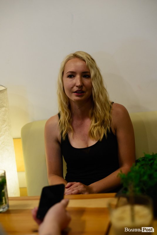 Лучанка створила вдома маленьку ферму і вирощує новомодний мікрогрін. ФОТО