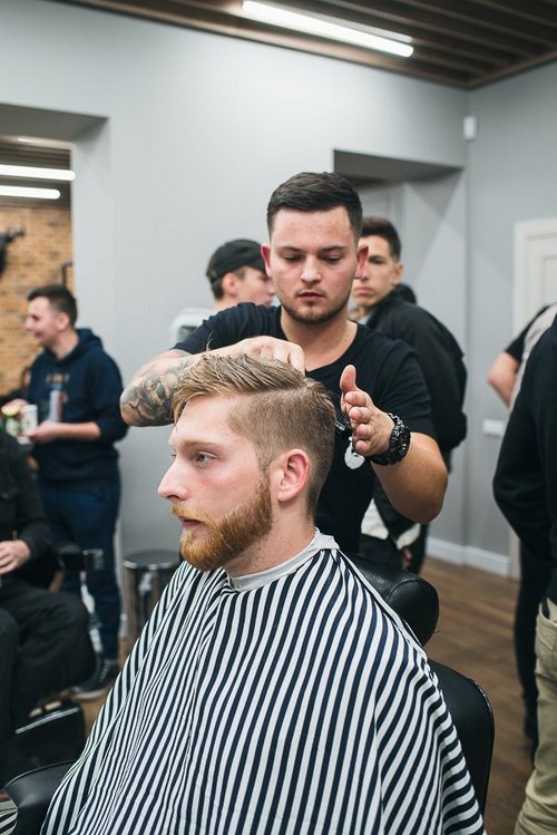 Віскі, бороди, тестостерон: у Луцьку відкрили клуб для чоловіків