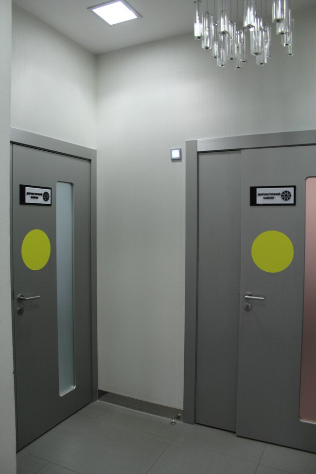 Жовті кола на дверях: навіщо вони