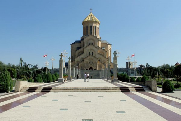 «Нотатки мандрівниці» Ірини Хом'як: легенда про мільйони троянд, фантастичне вино та грузинський Лас-Вегас