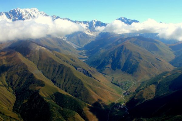 «Нотатки мандрівниці» Ірини Хом'як: легенда про мільйони троянд, фантастичне вино та грузинський Лас-Вегас