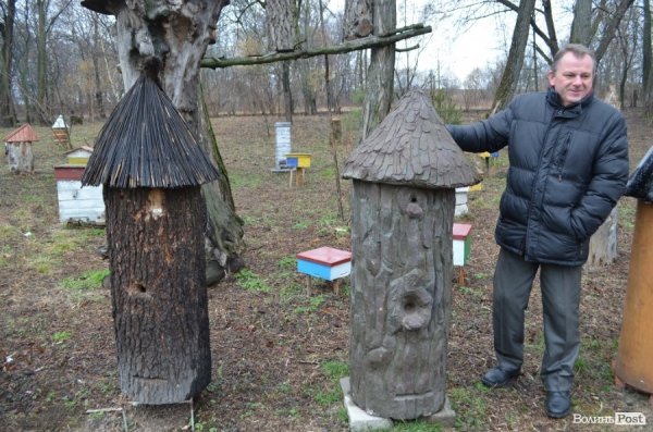 Праворуч вулик зроблений із бетону