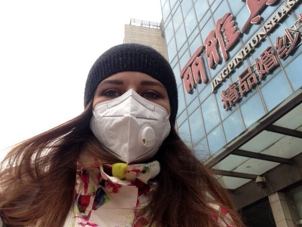 Для захисту від шкідливих викидів доводиться вдягати маску