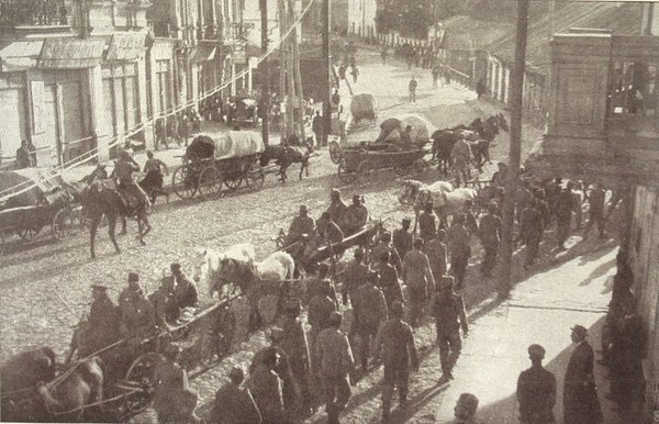 Австрійські вояки ідуть по нинішній вулиці Лесі Українки. Зображення з книги «Луцьк у старовинній листівці, гравюрі та фотографії» Віктора Літевчука