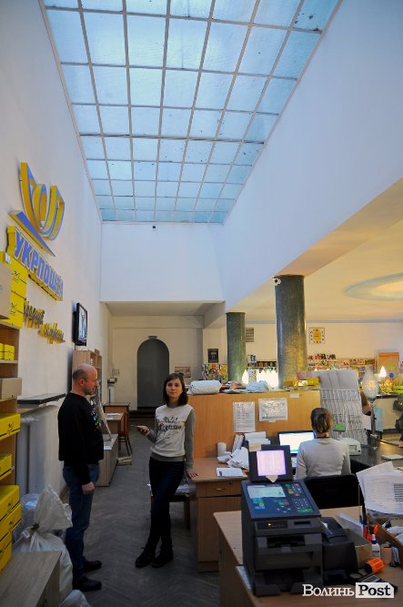 Будні «головного» відділення «Укрпошти» в Луцьку. ФОТО