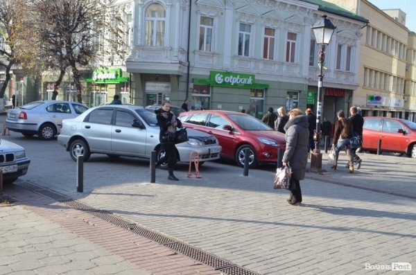 Чому вулиця Лесі Українки є пішохідною лише на словах