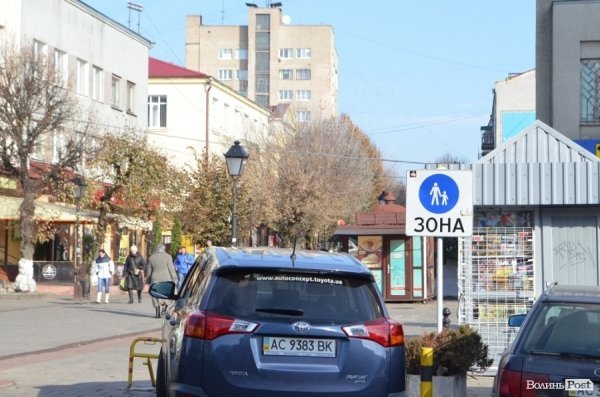 Чому вулиця Лесі Українки є пішохідною лише на словах