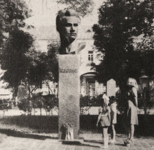 Пам'ятник Степанові Бойку. Зображення з фотоальбому Луцьк, 1978