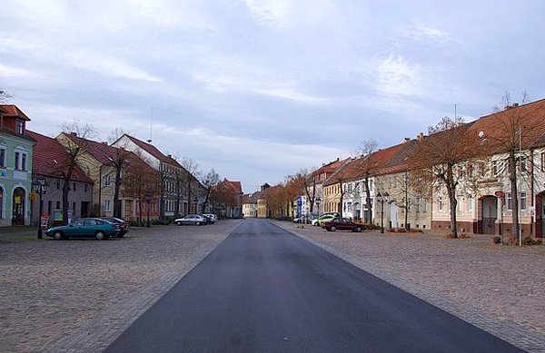 Головна вулиця містечка Шьоневальде нині. Зображення з німецької вікіпедії