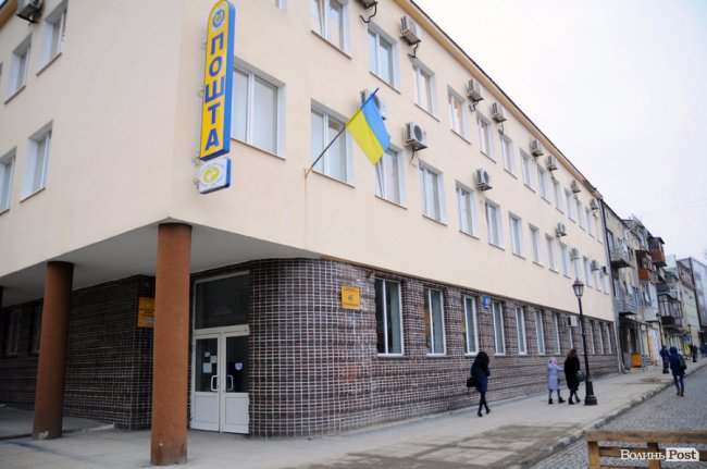 Будні «головного» відділення «Укрпошти» в Луцьку. ФОТО