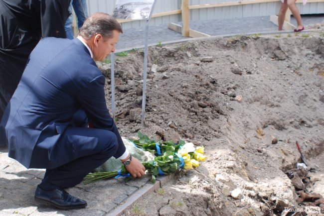 Ляшко на Волині нагороджував медиків, обробляв дерево та зустрівся з митрополитом Михаїлом